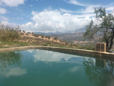 Dit rustieke land is gelegen in de Sierra de Restabal, 18658, El Valle, Granada. Het is een land, dat volgens het kadaster 5000 m2 heeft, waarvan 5000 m2 in de registerbeschrijving staat. De uitzichten zijn fantastisch, met irrigatierechten van de ir...