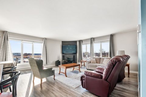 Beautiful modern 2-bedroom condo in St-Constant, offering two parking spaces, a practical storage area, a private balcony, and an inground outdoor pool. Enjoy a spacious bathroom with both a shower and a bathtub. Separate space for washer and dryer. ...