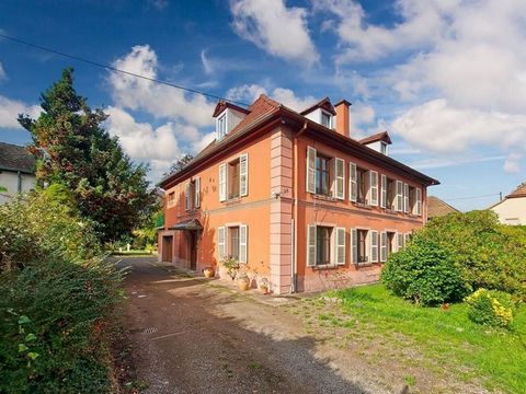 Maison de maître aux volumes généreux et à la luminosité exceptionnelle ! Elle se compose comme suit : Au rez-de-chaussée : une entrée, un salon, une chambre à aménager, des toilettes, ainsi qu'un garage, une buanderie et une serre. A l'étage : un co...