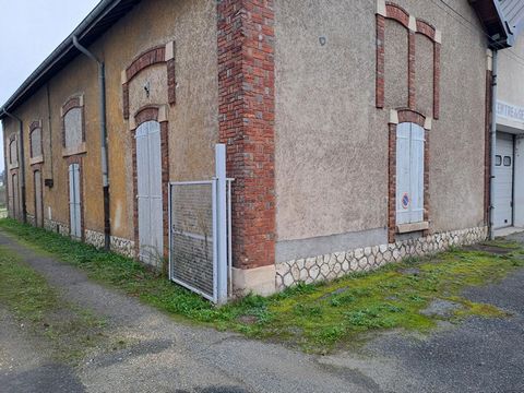 HANGAR de 370m² composé de 3 pièces. Convient à tous les types d'activités. Tout à légout, sanitaires. Budget : 85 000 euros honoraires inclus 6.25 % charge acquéreur soit 80 000 euros hors honoraires. Consommation énergétique 132 /C - émission GES :...