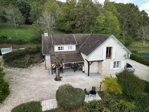 Dit Périgordiaanse huis uit 1878 ligt in een rustige omgeving en heeft vrij uitzicht op de Dordogne-vallei. Gelegen tussen Souillac en Sarlat, strekt het pand zich uit over 7.000 m2 weilanden, verfraaid met majestueuze eiken. Gerenoveerd tussen 2005 ...