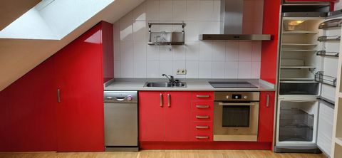 POSSIBILITY OF RENTING WITH OPTION TO BUY! GARAGE SPACE INCLUDED IN THE PRICE! Magnificent sloping apartment consisting of a living room/kitchen of about 35 square meters. With a kitchen with fridge, new 4-burner induction hob, oven, sink, microwave ...