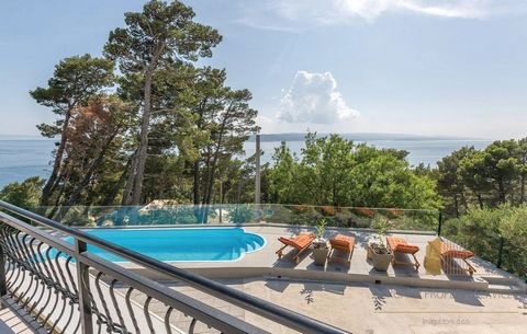 Een halfvrijstaand huis met zwembad op een rustige locatie, op 250 m van de kristalheldere zee en prachtige stranden in Brela, een van de meest exclusieve toeristische bestemmingen in Dalmatië. Het huis heeft een totale oppervlakte van 181m2 en besta...