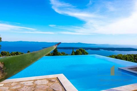 Riesige Domäne von über 3 ha in der Gegend von Jelsa! Tolles Anwesen im Lavanda-Paradies der Insel Hvar mit Meerblick! Das Anwesen bietet drei renovierte Gebäude mit einer Gesamtfläche von 350 m2 sowie einen Swimmingpool mit Meerblick, eine Sonnenter...