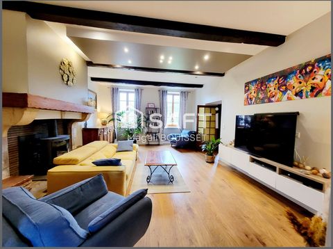 Maison de Maître de 1865, 4 chambres et dépendance environ 140m², combles environ de 120m², à découvrir sans plus attendre entièrement rénovée avec des matériaux de qualité. Idéale pour une grande famille ou activité chambres d'hôtes