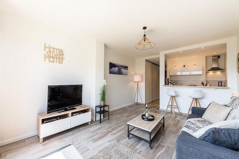 Prikkel uw zintuigen in het betoverende stadje Sévrier, waar het glinsterende water van het meer van Annecy de weelderige hellingen van de Semnoz-berg ontmoet. Deze moderne en zorgvuldig gerenoveerde studio van 34 m² biedt een serene oase voor stelle...