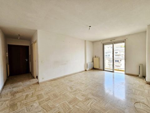 APPARTEMENT 3 PIECES A RENOVER AVEC GARAGE