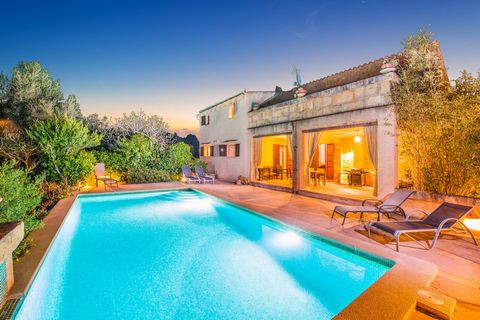 Charming rustic house with private pool, on the outskirts of Sant Llorenc des Cardassar, welcomes 6 people. This pretty, typical Majorcan house has a private chlorine pool, with dimensions of 8m x 4m and a depth ranging between 0.9 m and 1.8 m. Aroun...