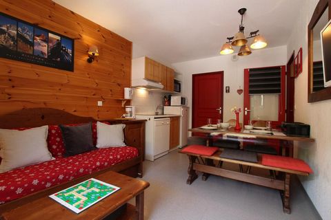 The Residence Palatin in Pelvoux, is at the foot of the ski slopes and right next to the ski lifts. The centre of the villages is 200 m away. Nearby you will find a restaurant, a small supermarket and a nursery. The residence is made up of 2 three st...