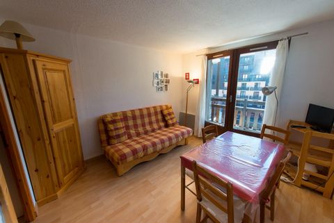 The Residence Le Cristal is ideally situated in the centre of Risoul right next to the ski slopes and close to the ski school and the shops and amenities of the resort centre. The 6 storey building has a lift. Surface area : about 23 m². 5th floor. O...