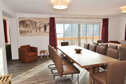 Ten piękny, wolnostojący domek premium dla maksymalnie 22 osób położony jest w znanym ośrodku narciarskim Saalbach-Hinterglemm w Salzburgerlandzie, bezpośrednio przy stokach i wyciągu Jausern. Domek ma 3 piętra i oferuje duży salon z nowoczesną, otwa...
