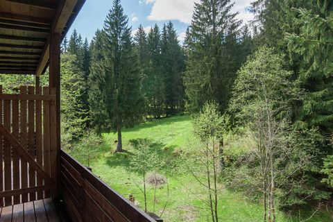 Esta casa de vacaciones de 2 dormitorios en Großbreitenbach le da la bienvenida al corazón del bosque de Turingia. La hermosa vista desde el balcón le permite dejar atrás su estrés día a día. Puede disfrutar de unas vacaciones aquí con una familia o ...