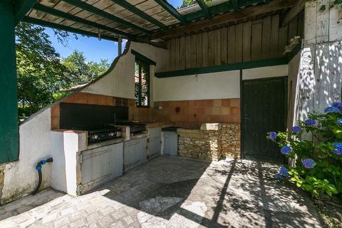 Located in Laluque, this luxurious holiday home features 5 bedrooms for 8 people. Suitable for a group of friends, guests can enjoy a hot barbecue and lounge in the beautiful garden at this pet-friendly property. The town center is located about 2 km...