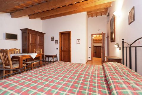 This deluxe 4-bedroom mansion is in Mercatello sul Metauro. It is ideal for a family or friends it can accommodate 13 people with ease. It offers a private swimming pool and garden for you to relax and enjoy to the maximum. The supermarket is 3 km fr...