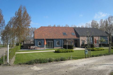 Dom wakacyjny znajduje się na farmie w regionie Zuidzande w Zelandii w Holandii. Może pomieścić do 8 gości i posiada 3 piękne sypialnie. Jest odpowiedni dla dużej rodziny lub grupy przyjaciół, którzy chcą wspólnie spędzić wakacje. Wybrzeża znajdują s...