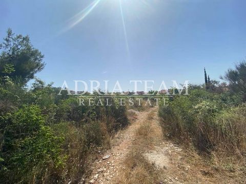 Building land of regular shape for residential purposes for sale, Plovanija - Zadar According to the development plan, it belongs to the residential zone - medium density 100 - 150 inhabitants / ha. The land is approximately - 20 m * 40 m. Near the l...