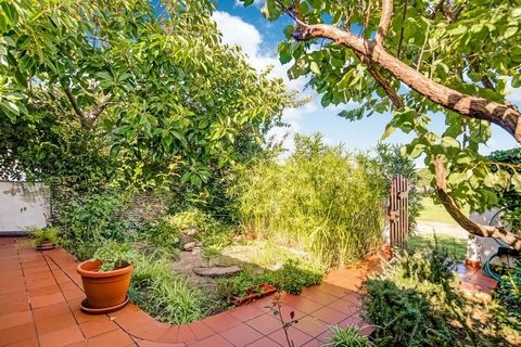 Esta tranquila casa en La Ciaccia de la región de Cerdeña es donde puedes llegar con tu grupo y sentirte como en casa. El jardín es fascinante y perfecto para disfrutar de refrigerios en medio de alegría y risas, mientras que la terraza techada le pe...