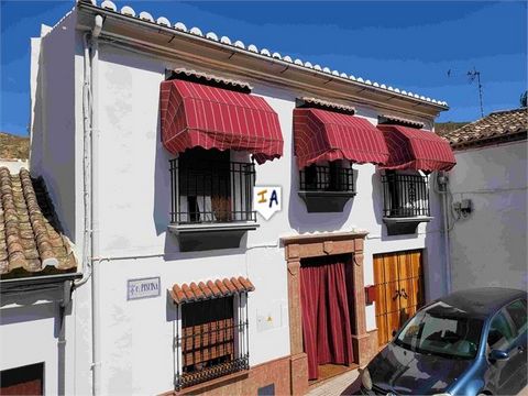 Cette superbe propriété de 326m2 construite avec 4 chambres n'est pas tout à fait ce qu'elle semble de la façade. La propriété se trouve à quelques pas du centre historique d'Antequera, dans la province de Malaga en Andalousie, en Espagne, avec un ex...
