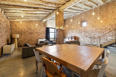 This cottage in Fraga comes with 2 bedrooms and can accommodate 8 people. Ideal for families and large groups, it has a private illuminated garden and terrace for relaxing with a warm cup of tea. This cottage offers a perfect stay and it is equipped ...