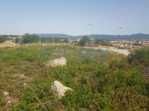 Terrain à Cabeço de Bicesse, qui permet la construction de 8 à 10 villas individuelles de 3 étages, avec piscine en copropriété avec espaces verts et espace pour enfants. Lots avec environ 400 à 500 m2 dans une zone en développement, avec vue dégagée...