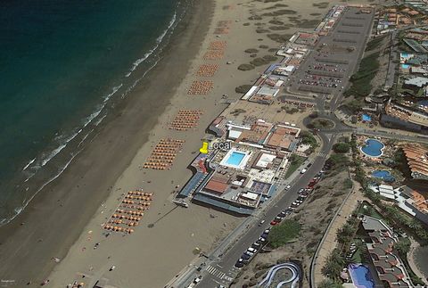 Commercial premises for sale in a privileged location in the first row on the beach of Playa del Inglés (Anexo) Very close to the entrance and next to the famous restaurant 