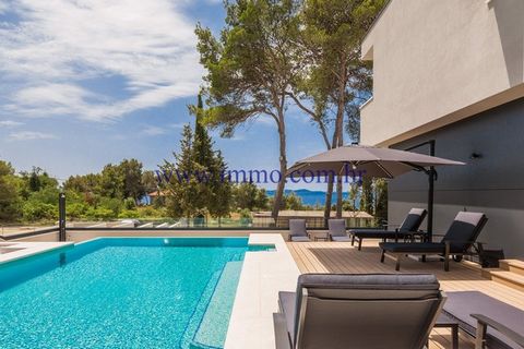 Zum Verkauf steht eine geräumige Luxusvilla, umgeben von viel Grün, in der Nähe von Zadar. Es ist 500 Meter von einem schönen Sandstrand entfernt und jede Ecke bietet einen Blick auf das Meer. Die Villa hat drei Etagen, die durch eine Kombination aus...