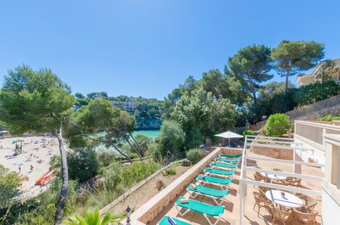 Dit prachtige chalet met grote terrassen met uitzicht op de baai van Cala Santanyí is geschikt voor 12 personen. De fantastische terrassen nodigen uit om te dutten op de ligstoelen of te genieten van een barbecuediner met vrienden en familie, onder d...