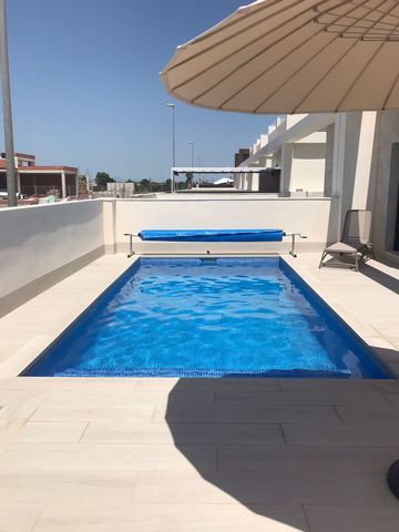 VILLA, GOLF OCH KUST Hus som består av 2 sovrum och 2 badrum, med privat pool och solarium. Vardagsrummet har direkt tillgång till poolen och terrassen. Nära till all service ligger denna villa i en typisk spansk stad Vega Baja, söder om Alicante, oc...