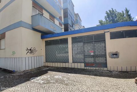 Commercial space located in Alto da Paiva, next to the Madre de Deus da Verderena Convent. Space previously used as a drugstore, with 55m2, having inside a toilet with poliban and a room that can be used as a cabinet / office, or simply as a storage ...