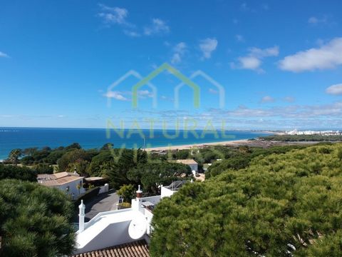 1,055m² Plot with Potential for Luxury Property Construction in the Prestigious Golden Triangle This plot of land offers the opportunity to build a stunning property in the prestigious and highly sought-after region of Vilas Alvas, Vale do Lobo, in t...