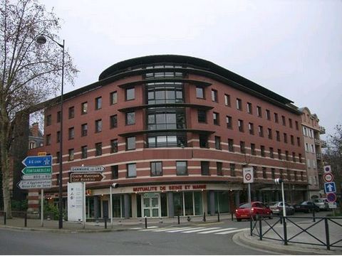 We offer this set of offices with toilet located on the fifth floor of a building. 4 car parks are added to this property. RENTAL INVESTMENT - LEASE IN PROGRESS Do not hesitate to contact us for more information at ... ESG IMMOBILIER 'Information on ...