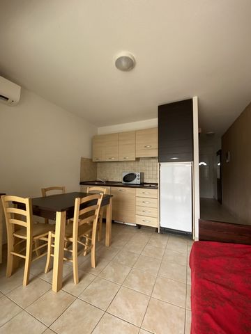 In residence close to the sea, apartment type T2 furnished, composed of an entrance, a living room with kitchenette, a bedroom, a bathroom / wc, a balcony. The residence is equipped with a heated swimming pool and a paddling pool and access to the se...