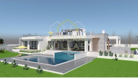 Terrain avec projet approuvé pour la construction de logements à Alfeição, municipalité de Loulé en Algarve. C'est une propriété d'une superficie totale de 6948m2, distribuée par un bâtiment rustique de 3.948m2 et un bâtiment urbain de 3.000m2. La pr...