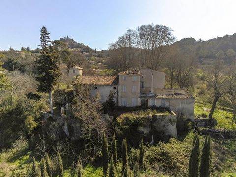 Located in the Golden Triangle of the Luberon, between Bonnieux and Lacoste, this former archdiocese is on a plot of 4 hectares, suitable for planting olive trees or other fruit trees. The property, has a clear view of the historic villages of the Lu...
