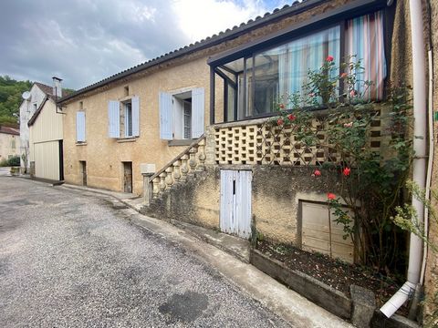 In the dynamic village of Blanquefort, at the foot of the castle come and discover this house on cellar (about 95 m2 of living space) with a veranda in entrance and which opens onto a large kitchen with fireplace, a dining room, two bedrooms, a bathr...