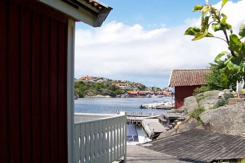 Jasny i piękny mały domek nad jeziorem z fantastyczną lokalizacją i wspaniałym widokiem na morze w Rönnäng na południowo-zachodnim Tjörn. Lepsza lokalizacja niż ta jest trudna do zdobycia! Zacznij dzień od porannej kąpieli ze schodów na własnym pomoś...