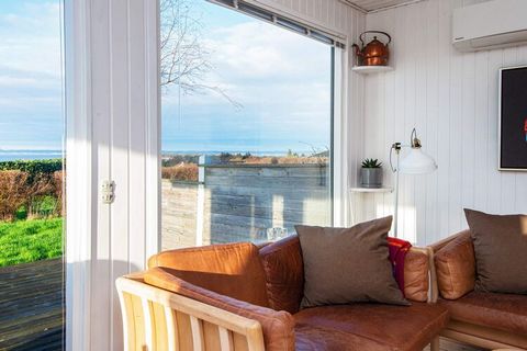 Nahe Strand und Hafen von Skødshoved liegt dieses Ferienhaus mit großer Rasenfläche für Spiel und Spaß im Freien. Zudem steht eine teilweise überdachte Terrassenfläche zur Verfügung. Im Haus findet man zwei Schlafzimmer und ein modernes Bad mit Dusch...