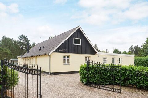 At Vig Lyng you will find this cottage with whirlpool and a beautiful garden. There are three bedrooms and two bathrooms, one of which has a whirlpool, as well as a large kitchen-living room and living room with access to the conservatory. In additio...