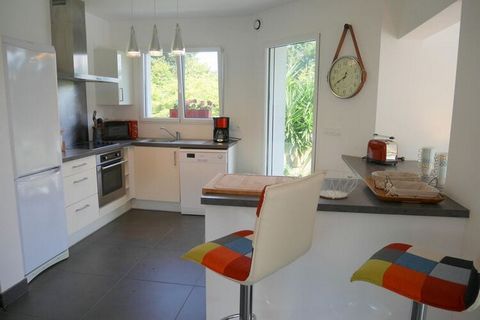 Comfortable holiday home, some with sea views, just a few steps from the sandy beach of Treboul. A wide terrace with comfortable lounge furniture, which is divided into several seating groups, leads around the house. Inside, the spacious living and s...