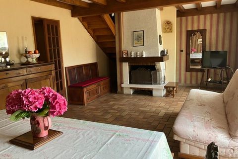 This rustic holiday home, built in the traditional style of the region, is located in the heart of Arcachon Bay, just a kilometer and a half from the shore of the inland sea. The large garden property with its two differently oriented patio areas is ...