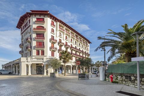 Heart of the beach, in the emblematic building with remarkable architecture facing the sea, beautiful 2 rooms facing south in perfect condition, the modern interior consists of a US kitchen area equipped with sitting area of about 17m2, a spacious be...