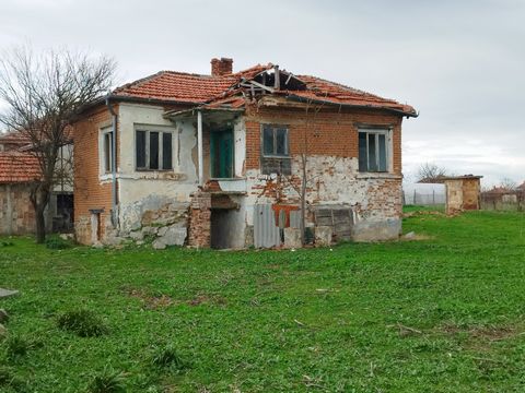 Оld house with a big plot for sale in the village of Malomirovo, Elhovo region Area: 2130 sq.m. Price: 5000 euros We offer for sale a plot with an old house in the village of Malomirovo, municipality of Elhovo with an area of 2130 sq.m. The property ...
