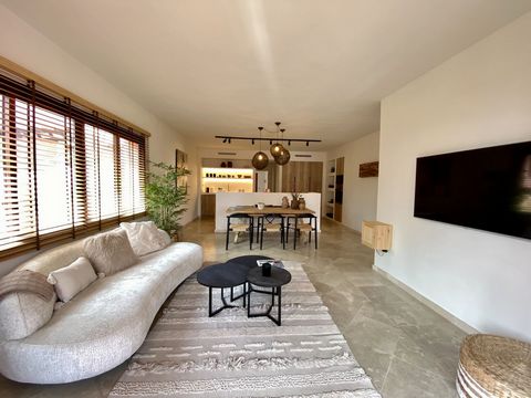 Located in Estepona. - HOLIDAY RENTAL - Recently refurbished cosy apartment located in in Menara Beach, a very nice and peaceful urbanization in Guadalmansa, Estepona. The property has a spacious living room with direct access to a large terrace, per...
