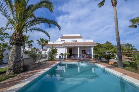 Villa situated a few meters from the Natural Park of the Ebro Delta, large garden with swimming pool and private jacuzzi, all recently renovated in its entirety. The villa is distributed in several floors, on the ground floor there is the living-dini...