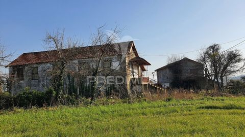 This sunny farm of 35 000m2, is located in the municipality of Guimarães, in the parish of Longos. It has 3 buildings built, one of them being the main house with about 315 m2, another is the old house of the caretaker with 235 m2 and finally a thres...