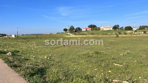 You will find this incredible rustic land with an area of 7700 square meters, in the town of Algoz. The land offers a charming atmosphere. One of the best features of this land is the fact that it is flat. This means there are no major elevations or ...