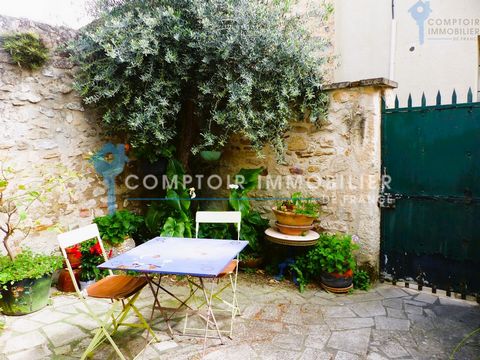 L'Agence en Provence presents this charming house of 55m2 located in a typical Provençal village. The south-facing courtyard offers a pleasant outdoor space. On the ground floor, you will discover a kitchen open to a bright living room, On the first ...