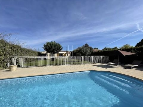 Pretty single storey 450 meters from downtown Mouriès, its market and its amenities. Accessible by an electric gate, this house is composed of an entrance with cloakroom, a pleasant, bright living room of around 50m2 open to the recent and modern fit...