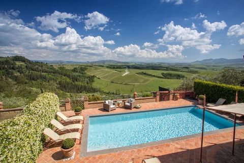 Séjournez dans la splendide Villa avec piscine privée au sommet de Fabbrica, un petit et charmant village médiéval avec une belle vue sur les collines du Val D 
