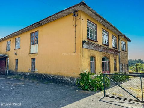 These facilities, with office area and crockery factory, has been closed for some years. It is located next to the Barcelos-Prado National Road, before the junction to Areias S. Vicente. It needs to be restored, although the structure is in a reasona...